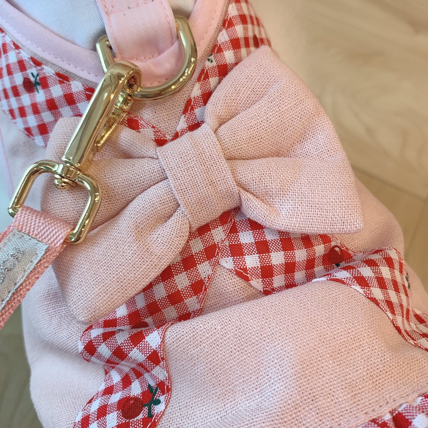 Glitter Pooch ชุดรัดอก สายจูง เสื้อผ้า สุนัข, หมา, แมว, สัตว์เลี้ยง พร้อม สายจูง รุ่น Let's Picnic Girl