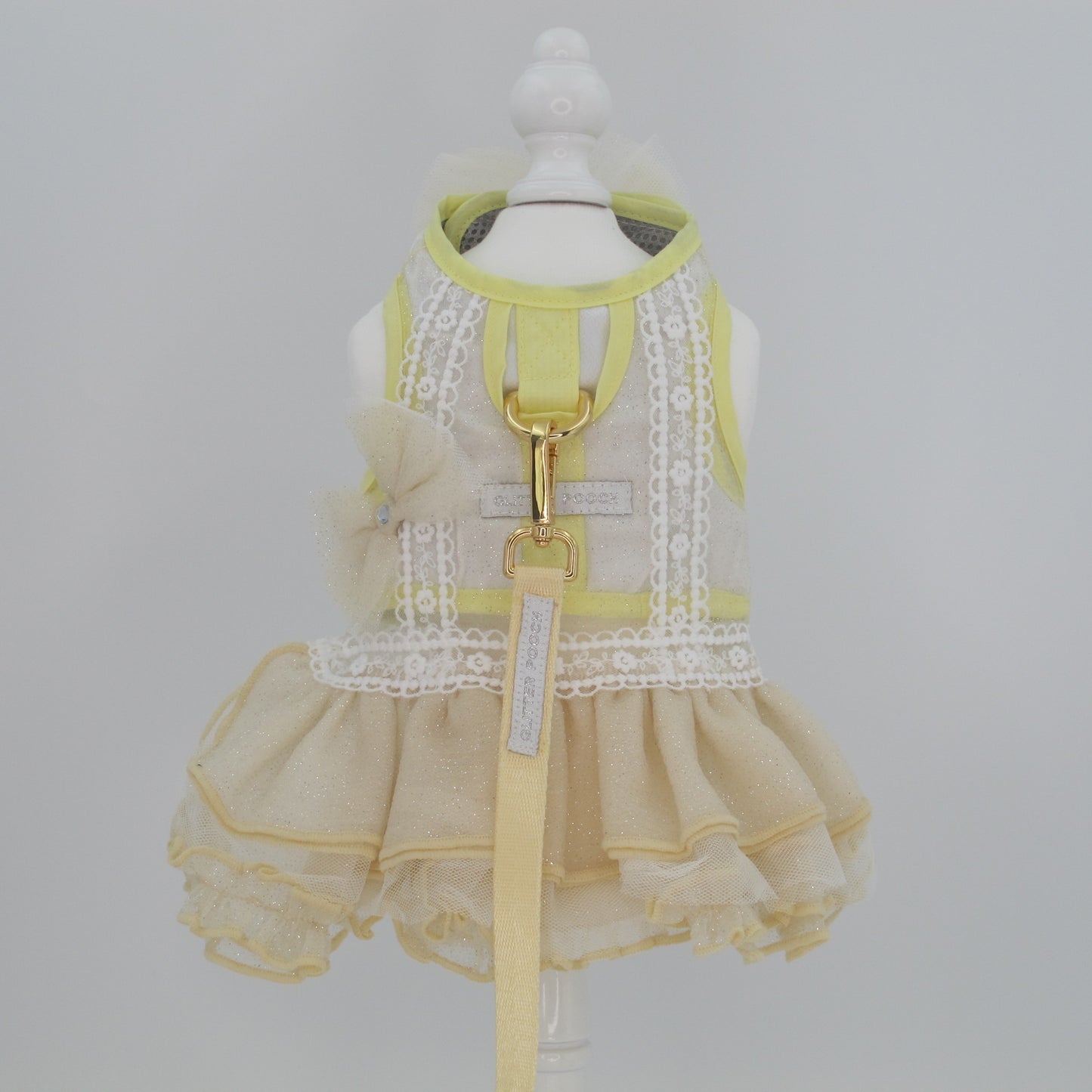 Glitter Pooch Harness ชุดรัดอก สายจูง เสื้อผ้า สุนัข, หมา, แมว, สัตว์เลี้ยง พร้อม สายจูง รุ่น BOWnebelle Charmy - Buttercream