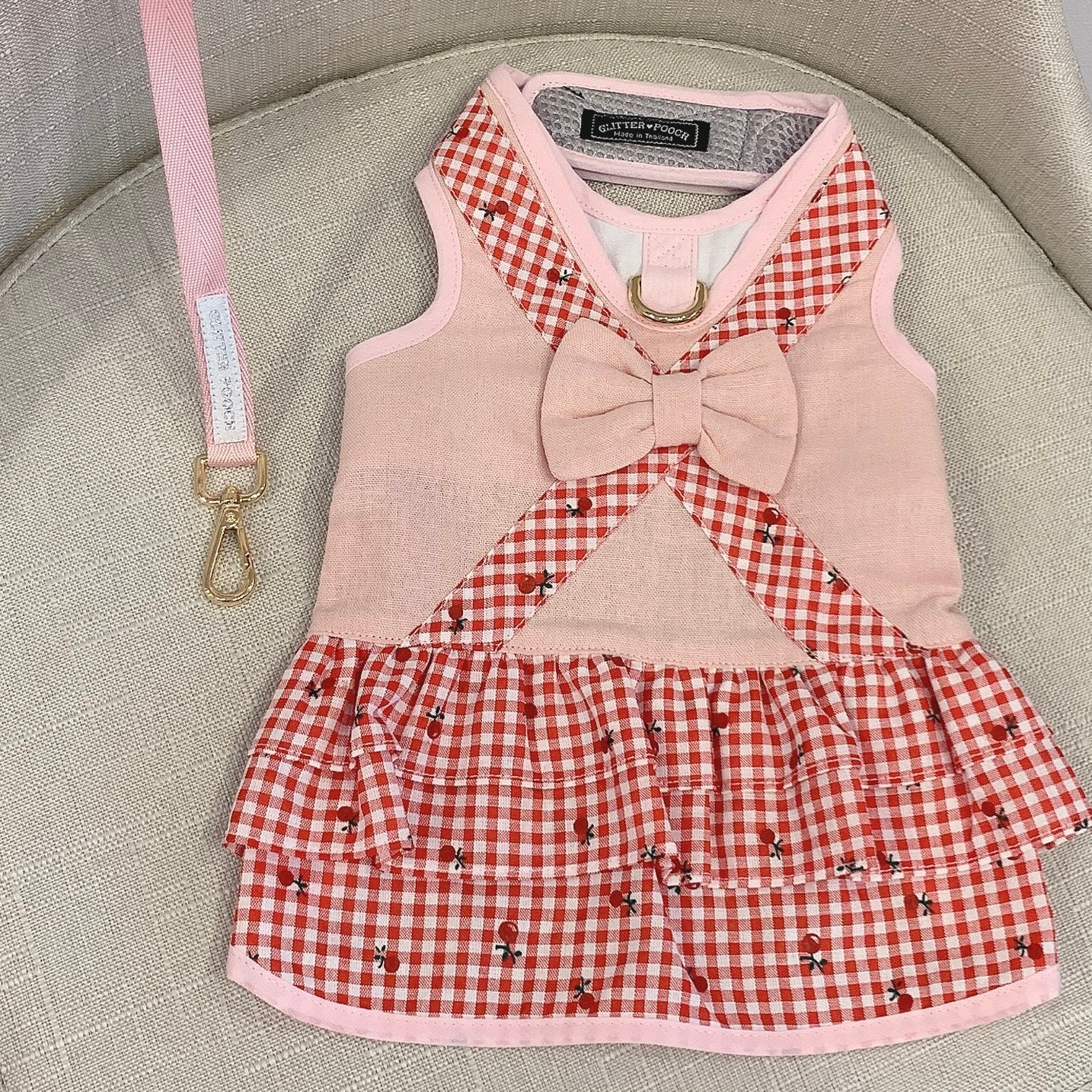 Glitter Pooch ชุดรัดอก สายจูง เสื้อผ้า สุนัข, หมา, แมว, สัตว์เลี้ยง พร้อม สายจูง รุ่น Let's Picnic Girl