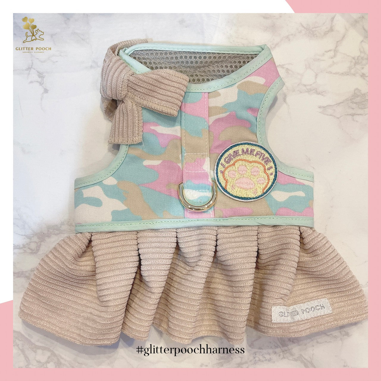 Glitter Pooch ชุดรัดอก สายจูง เสื้อผ้า สุนัข, หมา, แมว, สัตว์เลี้ยง พร้อม สายจูง รุ่น Give Me Five Girl