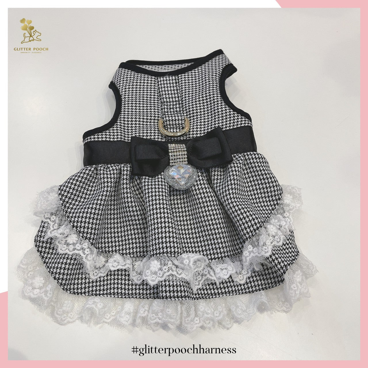Glitter Pooch ชุดรัดอก สายจูง เสื้อผ้า สุนัข, หมา, แมว, สัตว์เลี้ยง พร้อม สายจูง รุ่น Mrs.Black Hound